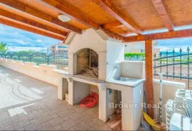 Kuća s više apartmana prvi red do mora, Zadar, Casa