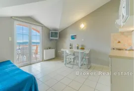 Kuća s više apartmana prvi red do mora, Zadar, Casa