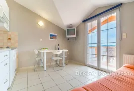 Kuća s više apartmana prvi red do mora, Zadar, Casa