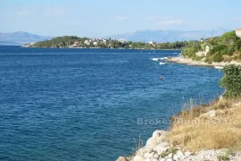 Vrhunsko građevinsko zemljište 8000m2, na prodaju, Šolta, Terreno