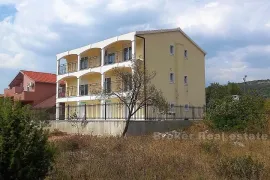 Novoizgrađena kuća sa 7 apartmana, na prodaju, Trogir - Okolica, Maison