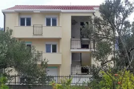 Novoizgrađena kuća sa 7 apartmana, na prodaju, Trogir - Okolica, Maison