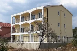 Novoizgrađena kuća sa 7 apartmana, na prodaju, Trogir - Okolica, Maison