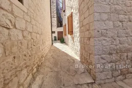 Kamena kuća s dvorištem u centru, Trogir - Okolica, Casa