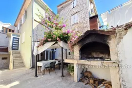 Kamena kuća s dvorištem u centru, Trogir - Okolica, Casa