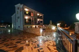 Apartmanska kuća s bazenom, Trogir - Okolica, Kuća