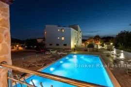 Apartmanska kuća s bazenom, Trogir - Okolica, Kuća