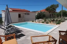 Apartmanska kuća sa 2 bazena i pogledom na more, Trogir - Okolica, Kuća