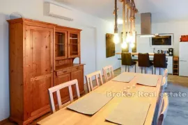 Apartmanska kuća sa 2 bazena i pogledom na more, Trogir - Okolica, Kuća