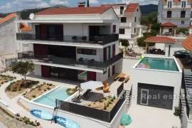 Apartmanska kuća sa 2 bazena i pogledom na more, Trogir - Okolica, Kuća