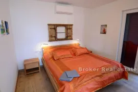 Apartmanska kuća sa 2 bazena i pogledom na more, Trogir - Okolica, Kuća