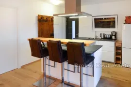 Apartmanska kuća sa 2 bazena i pogledom na more, Trogir - Okolica, Kuća