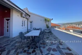 Prekrasna kuća s dvorištem u blizini centra, Trogir - Okolica, Famiglia