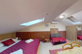 Apartmanska kuća s pogledom na more, Zadar, Дом