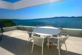 Troetažni apartman prvi red do mora, Zadar, Haus