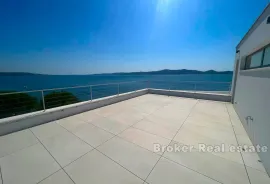 Troetažni apartman prvi red do mora, Zadar, Haus