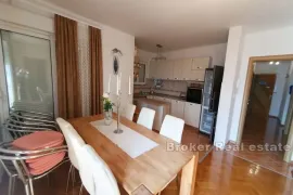 Atraktivna apartmanska kuća s pogledom na more, Split, Haus