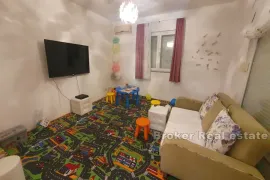 Atraktivna apartmanska kuća s pogledom na more, Split, Haus