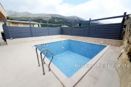 Atraktivna apartmanska kuća s pogledom na more, Split, Haus