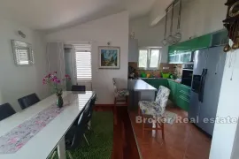 Atraktivna apartmanska kuća s pogledom na more, Split, Haus