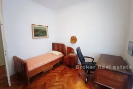 Prostrani četverosobni stan u centru, Dubrovnik, Flat