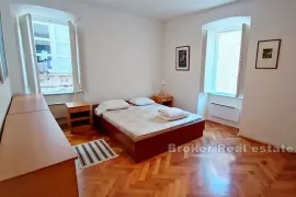 Prostrani četverosobni stan u centru, Dubrovnik, Flat