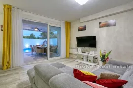 Moderna dvojna vila s bazenom u blizini mora, Zadar, بيت