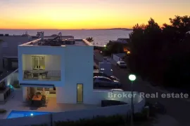 Moderna dvojna vila s bazenom u blizini mora, Zadar, بيت