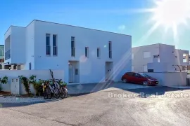 Moderna dvojna vila s bazenom u blizini mora, Zadar, بيت