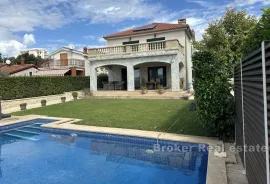 Luksuzna vila s građevinskim zemljištem u prvom redu do mora, Zadar, House