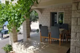 Apartmanska kuća s otvorenim pogledom na more, Omiš, Maison