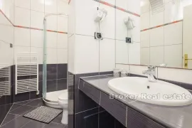 Apartmanska kuća u prvom redu do mora, Pula, Kuća