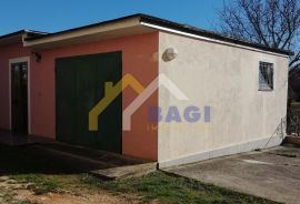 Kuća, poslovno-stambena zgrada i dvije garaže- 836m2, Kanfanar, Famiglia