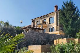 VOLOSKO VILLA S BAZENOM I LIJEPIM VRTOM- 150m od mora !!, Opatija, Famiglia