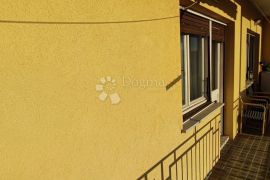RIJEKA, DONJA VEŽICA  - Prekrasna etaža kuće s okućnicom i konobom, Rijeka, Kвартира