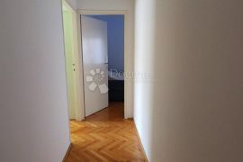 RIJEKA, DONJA VEŽICA  - Prekrasna etaža kuće s okućnicom i konobom, Rijeka, Apartamento