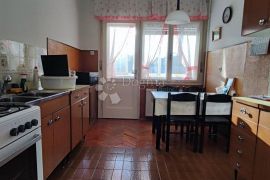 RIJEKA, DONJA VEŽICA  - Prekrasna etaža kuće s okućnicom i konobom, Rijeka, Appartment
