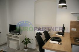 Pula centar - prodaja stana 120 m2 sa posebnim apartmanom i parkirnim mjestom, Pula, Διαμέρισμα