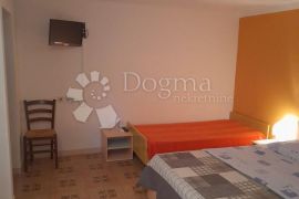 Apartmanska kuća prvi red do mora, na pješanoj plaži!!, Rab, House