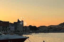 TISNO KUĆA U PRVOM REDU DO MORA ODLIČNA PRILIKA, Tisno, Casa