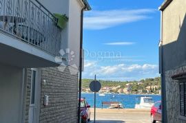 TISNO KUĆA U PRVOM REDU DO MORA ODLIČNA PRILIKA, Tisno, Famiglia