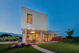 Luksuzna vila na uzdignutom terenu s pogledom na more i mediteransko zelenilo, Umag, House