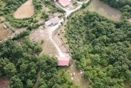 KUĆA S KOMPLEKSOM GRAĐEVINSKOG I POLJOPRIVREDNOG ZEMLJIŠTA, Marčana, House