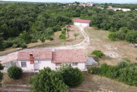 KUĆA S KOMPLEKSOM GRAĐEVINSKOG I POLJOPRIVREDNOG ZEMLJIŠTA, Marčana, House