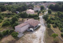 KUĆA S KOMPLEKSOM GRAĐEVINSKOG I POLJOPRIVREDNOG ZEMLJIŠTA, Marčana, House