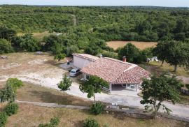 KUĆA S KOMPLEKSOM GRAĐEVINSKOG I POLJOPRIVREDNOG ZEMLJIŠTA, Marčana, House