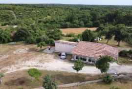 KUĆA S KOMPLEKSOM GRAĐEVINSKOG I POLJOPRIVREDNOG ZEMLJIŠTA, Marčana, House