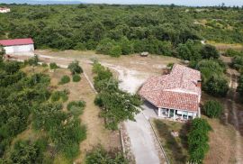 KUĆA S KOMPLEKSOM GRAĐEVINSKOG I POLJOPRIVREDNOG ZEMLJIŠTA, Marčana, House