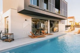 DALMACIJA, VODICE – Arhitektonsko remek djelo samo 350m od mora, Vodice, Casa