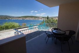 Čiovo, kuća sa 5 apartmana na 50 metara od mora, Trogir, Ev